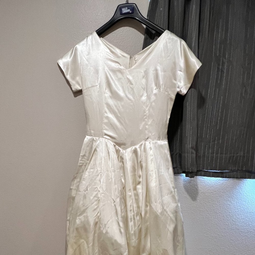 Vintage Cream Colored Party/Wedding Dress with Tulle Underskirt 1950s size 6/8